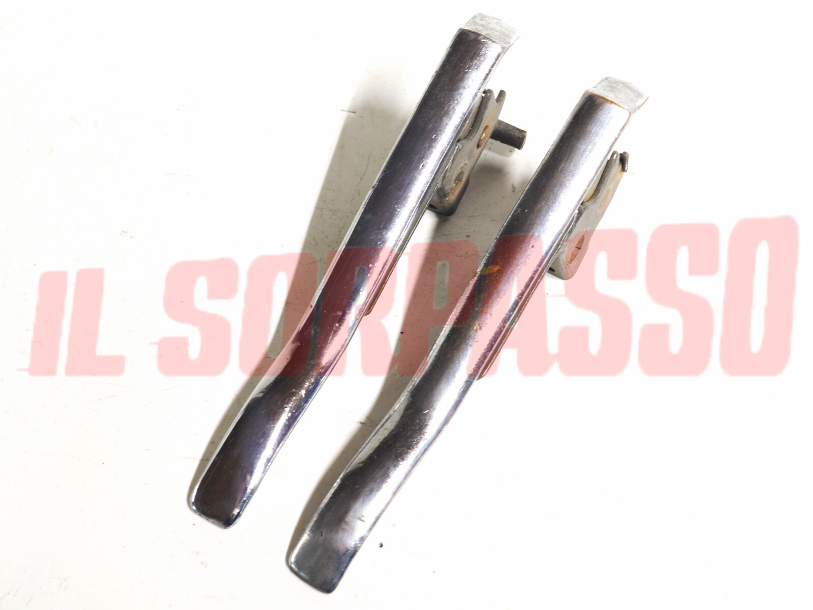 MANIGLIE PORTA DESTRA + SINISTRA FIAT 1500 6 CILINDRI ORIGINALI NOS MANIGLIE PORTA DESTRA + SINISTRA FIAT 1500 6 CILINDRI ORIGINALI NOS
