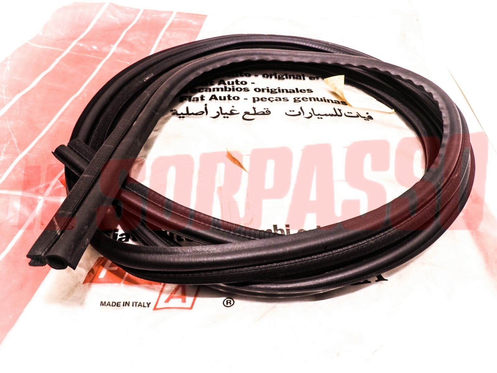 GUARNIZIONE COFANO POSTERIORE BAULE LANCIA PRISMA ORIGINALE 82398757 NOS